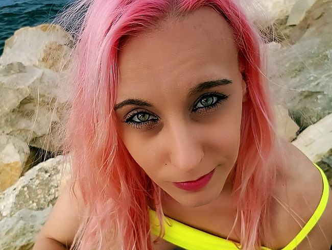 Habe eine pinkhaarige Schlampe am Meer aufgegabelt und sie hat mir auf einem überfüllten Pier in der Öffentlichkeit einen gebla*en