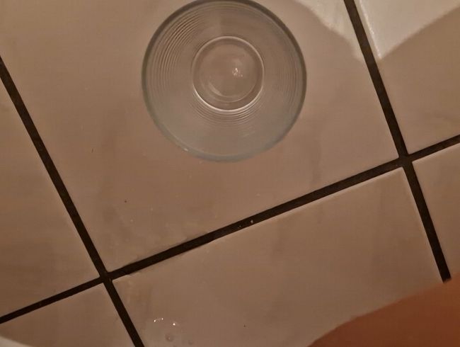 Haarige musc** pi##t ins Glas !