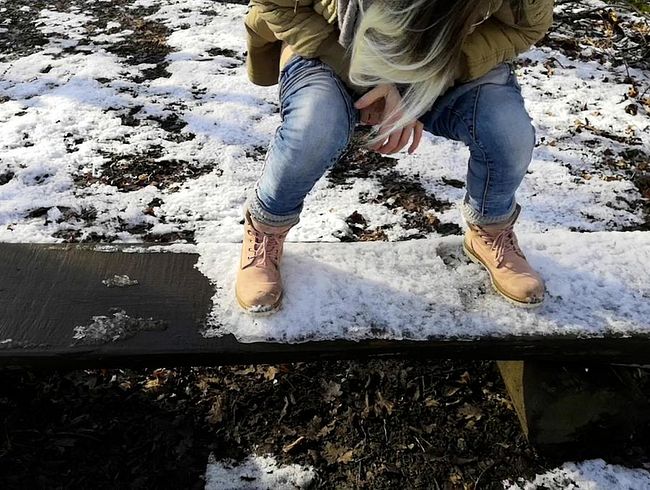 Ich musste einfach in den Schnee pi**en! Wer will den gelben Schnee probieren?