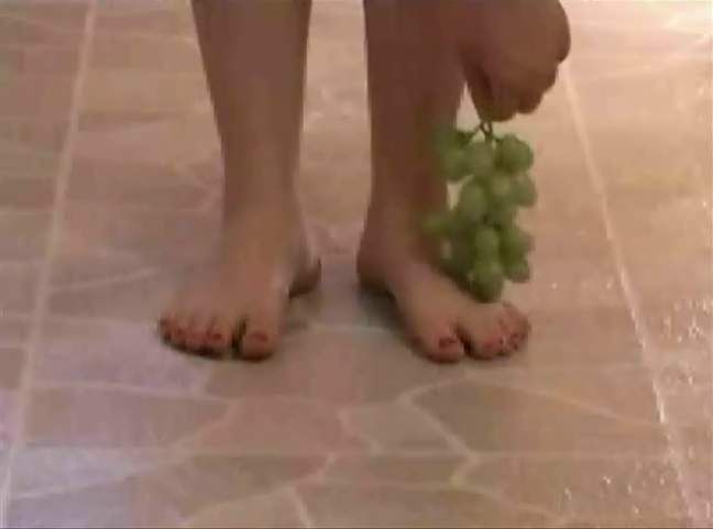 Füße mit Weintrauben Crunching