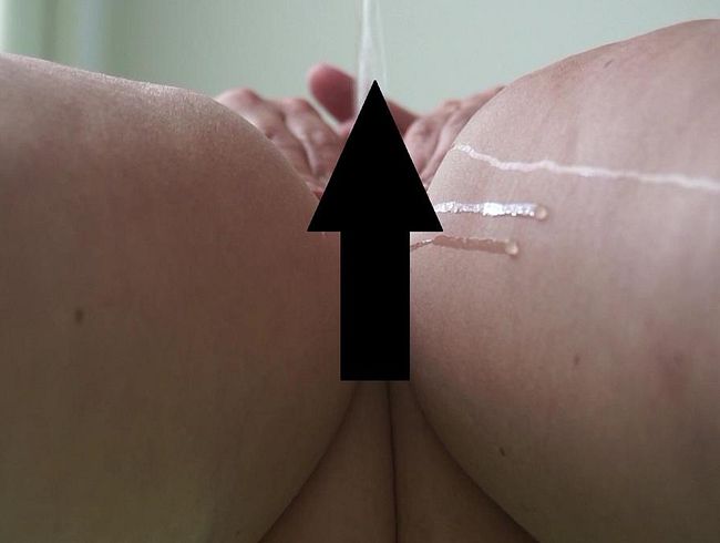 pi**en im stehen, gefilmt von unten