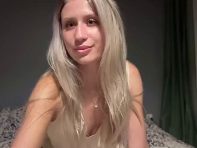Eine Blondine in einem Seidenkleid entkleidet sich und lut**ht gierig an deinem schw**z.