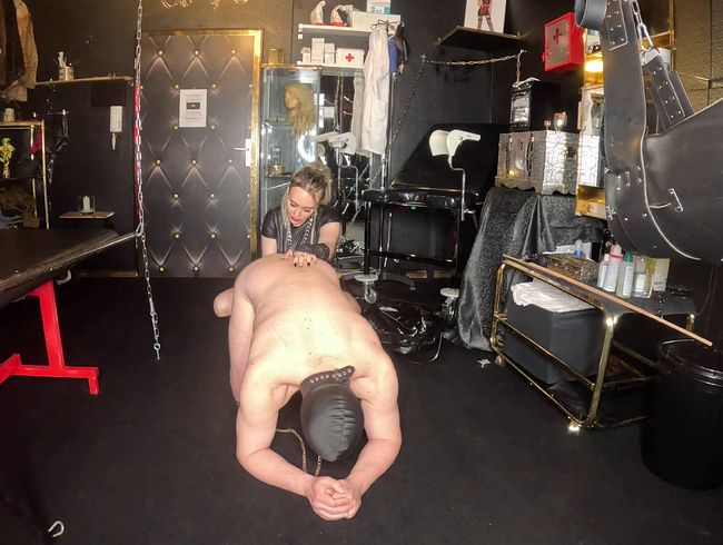 Das erste mal mit juckender ars**fo**e im Domina-Studio!