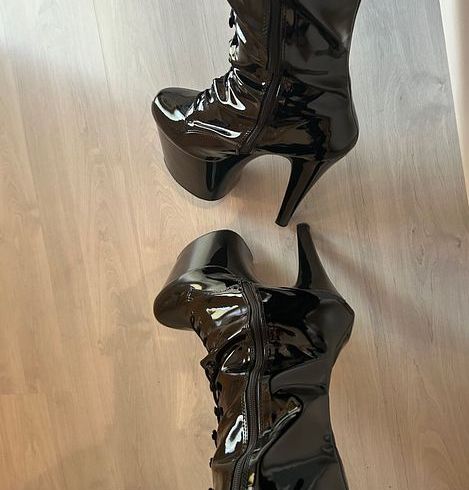 spri**en in Extremen High Heels ......................