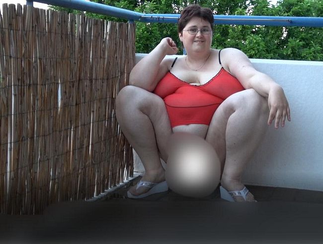 Auf den Balkon pi**en