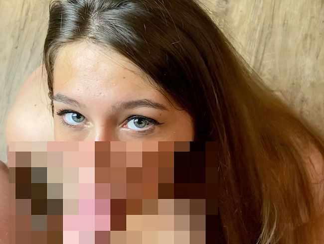 Ich knie vor dir und bla*e dein schw**z(ohne ton)