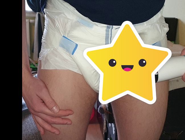 Mit Magic Wand in Windel bis zum Orgasmus bes**gt