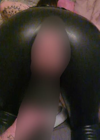 Glasdil*o-Massagestab-Latexleggings