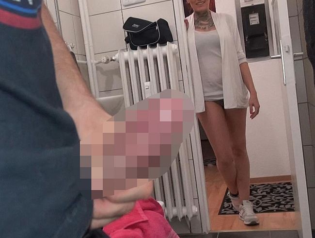 Stiefbrüderchen beim w*xen erwischt