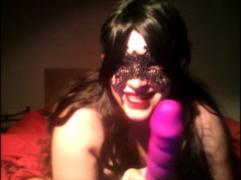 Gothgirl mit pinkem dil*o