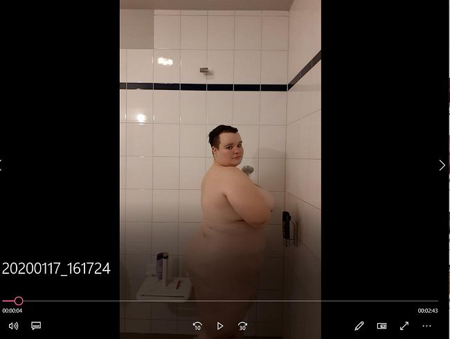 Rubensmädel beim Duschen