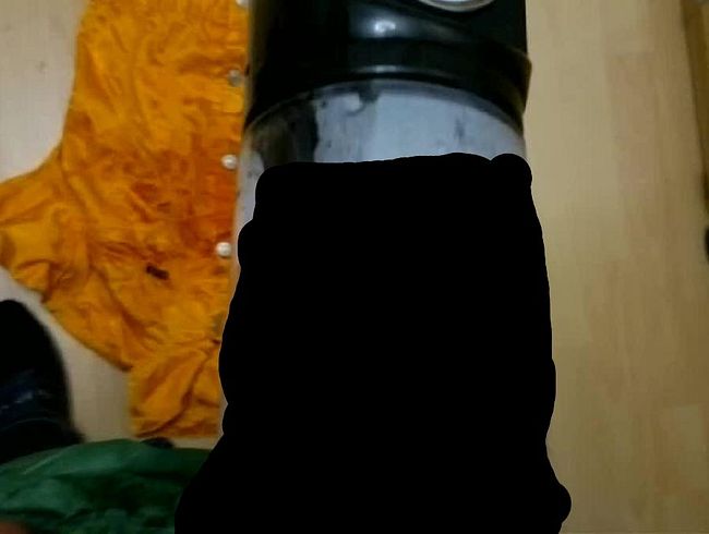 Orange Satin Jacke bekommt pi**dusche