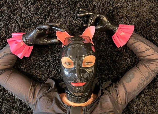 Mit Latex Maske den schönen schw**z gebla*en und viel sper*a rausgeholt