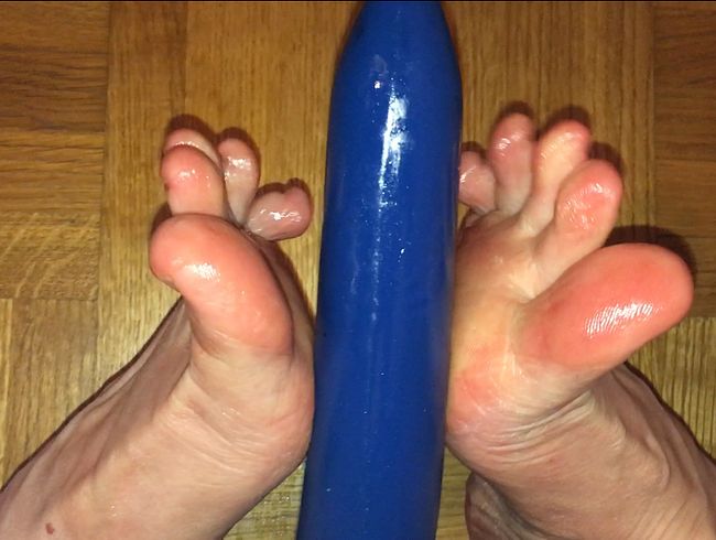 Geiler foot**b mit dem blauen dil*o (Wunschvideo)