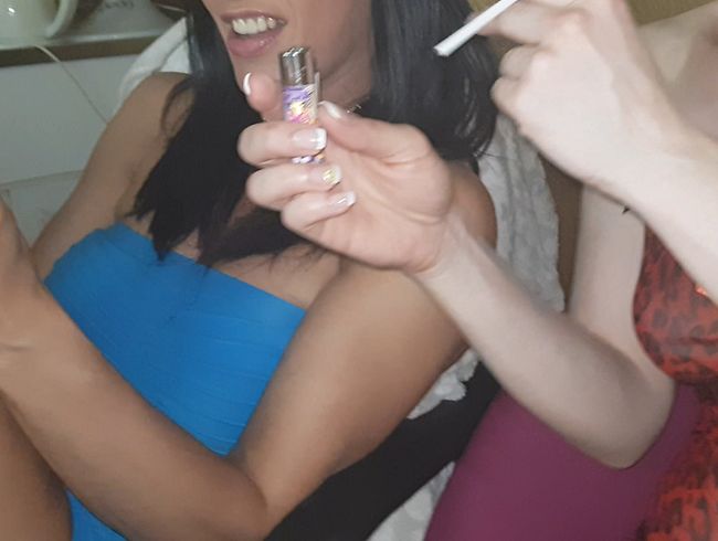 Casi und Julia rauchen