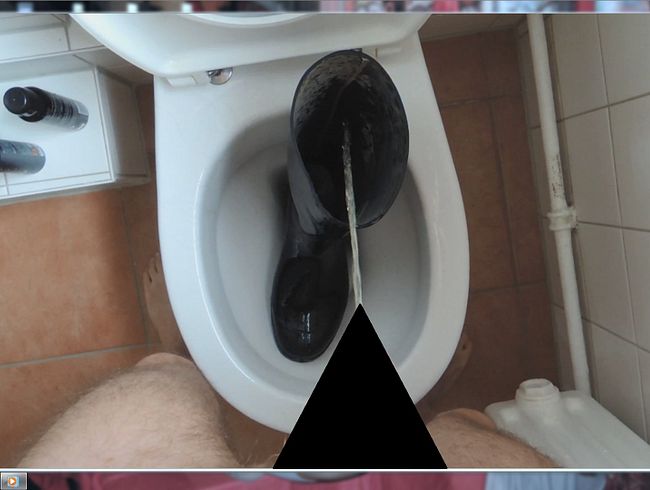 Fetischgummistiefel ordentlicht vollgepi**t-pi**e über Fuß gegossen