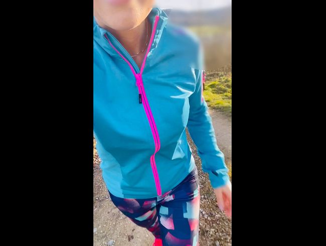 Ohne BH joggen gehen macht mich geil und meine Brustwarzen steinhart