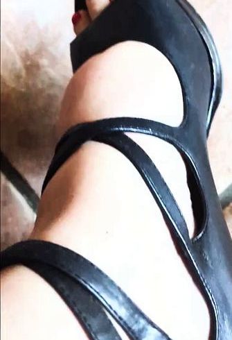 Ich werde dir sagen was ein skla*e wie du zu tun hat unter meinen Füßen und High Heels