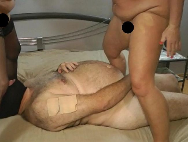 Cucki wird von uns zweien vollgepi**t (letzter Teil)