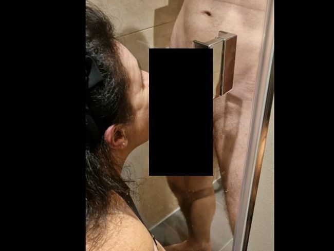 Geile lec*piele in der Duschkabine hinter Glas