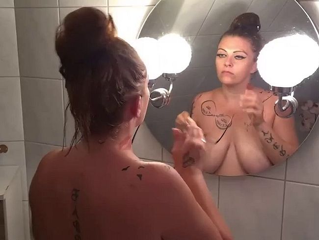 Du kannst Jean im Bad beobachten wie sie sich bettfertig macht nach einem schönen Bad :)