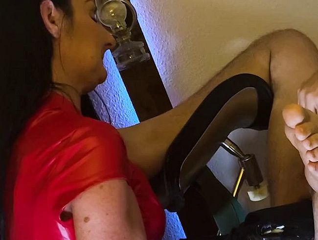 Domina Luciana fi**t den Männerars** mit einem riesigen dil*o