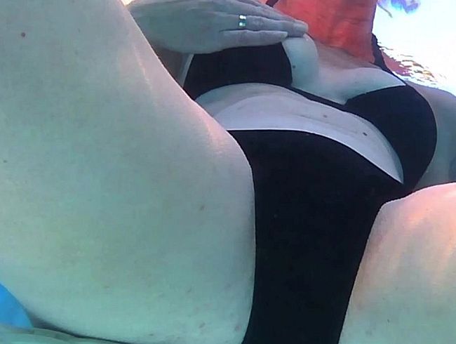 Unterwasser aufnahmen im Pool mit fo**e fin**rn, schw**z wi**sen, fi**en, reinspri**en und cream**e