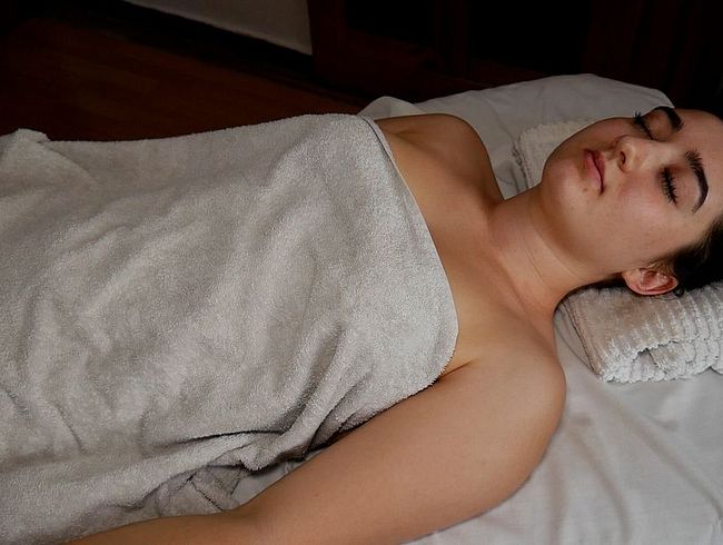 Ich kann mich nur mit einem cream**e entspannen! Auf der Massageliege zerfi**t! Squirt