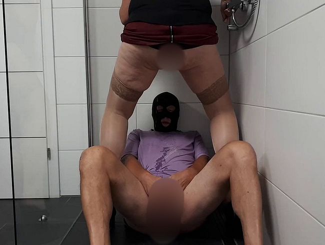Erst unter der naturs***dusche ... dann lec*t er mich sauber ...