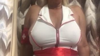 Nackte Krankenschwester mit fettem XXL-dil*o