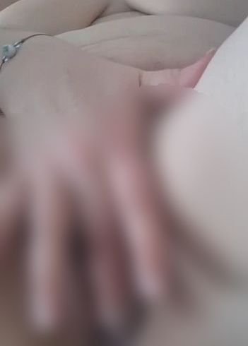 Mir ist Heis und ich mach es mir selbst weil ich es akkein nicht aushalte. Der fin**r flut**h nur so