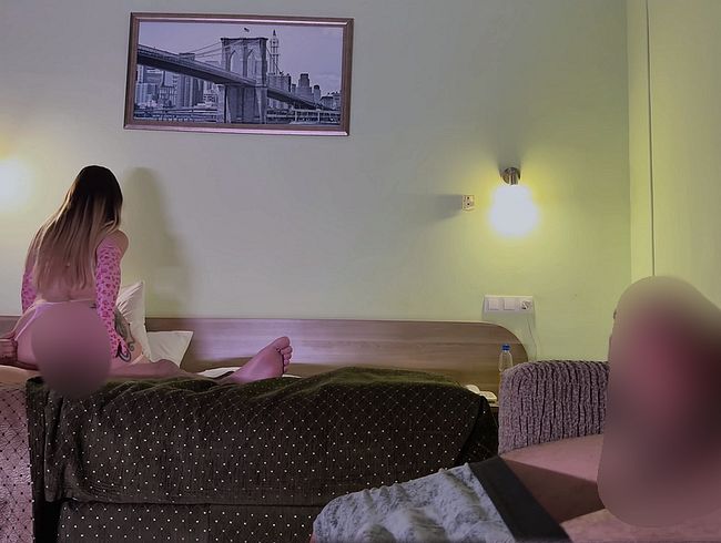 Puppen-Ehemann masturbiert und ejakuliert, während seine Frau vor seinen Augen gefi**t wird