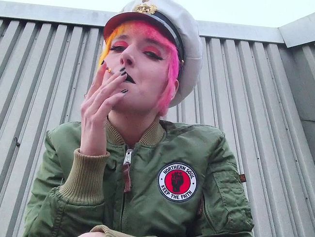Pov - Rauchen in Lederleggings und Bomberjacke