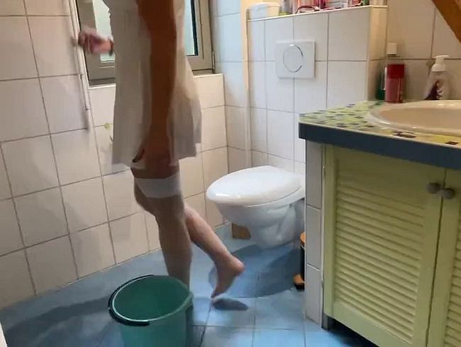Das erste Mal in meinen Putzeimer gepi**t ?