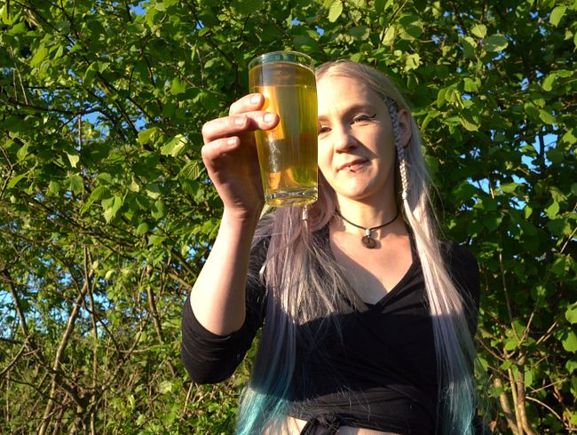 fu*k 'n pee - geiler fi** mit Glasdil*o und anschließend fülle ich meinen NS für dich ins Glas ab!