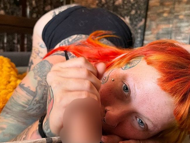 Emo Schlampe verwöhnt deinen schw**z und schl**kt!