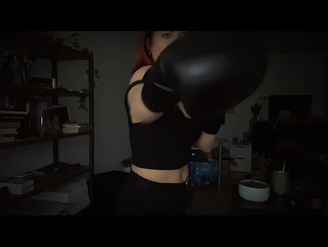 Die Herrschaft der Boxhandschuhe: Eine professionelle Domina zeigt ihr dominantes Fitness-Training