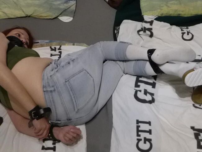gefess*lt auf dem Bett