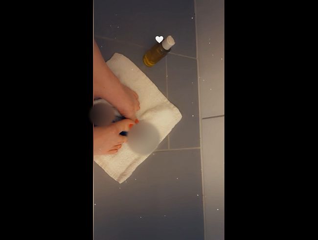 s*xy füße mit dil*o spiel