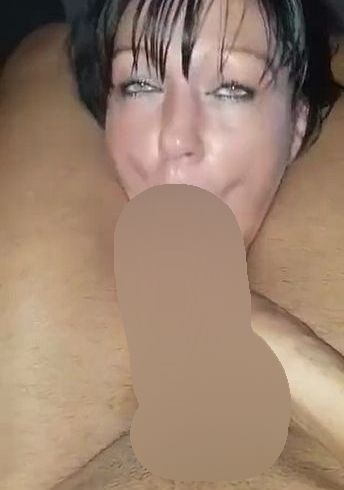 Spontaner bl*wjobauftrag auf der Couch mit Beinklammer