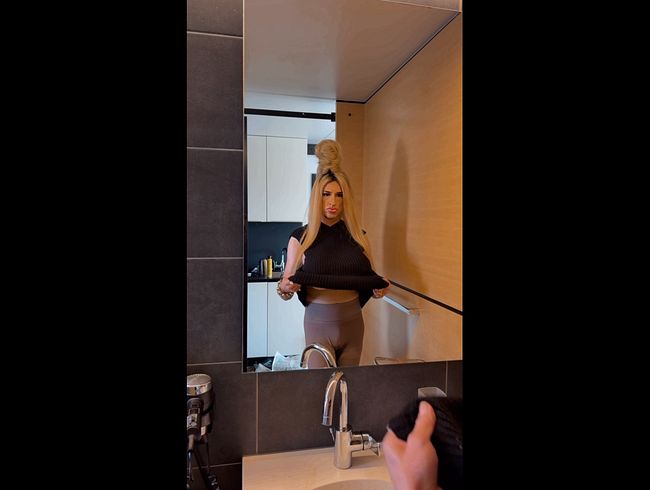 Dauergeile blonde Transe trägt Megati*ten