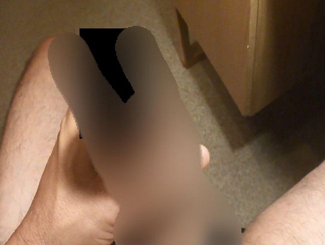 Hemmungslos in ihren lange getragenen Designer Nylonsöckchen gewi**st und darin abgespri**t