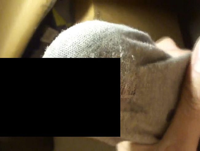 In ihren kaputt getragenen Sneakersocken heftig abgespri**t