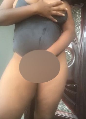Striptease im Freien. Konntest du sehen, wie hart ich diese musc** versohlt habe?