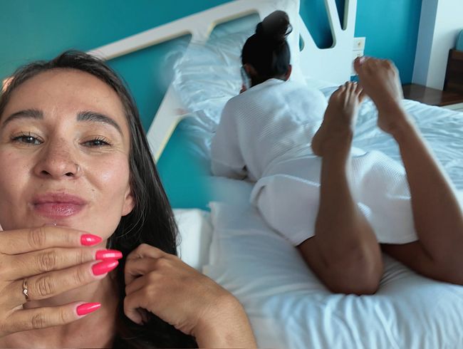 Die untreue Ehefrau genießt zwei schwä**e und kommt zu mehreren Squirting-Orgasmen