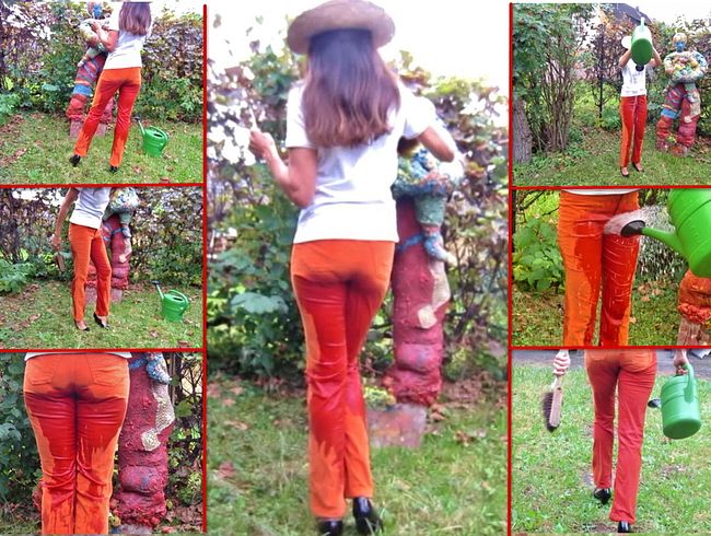pi** in Cordjeans beim Statueputzen