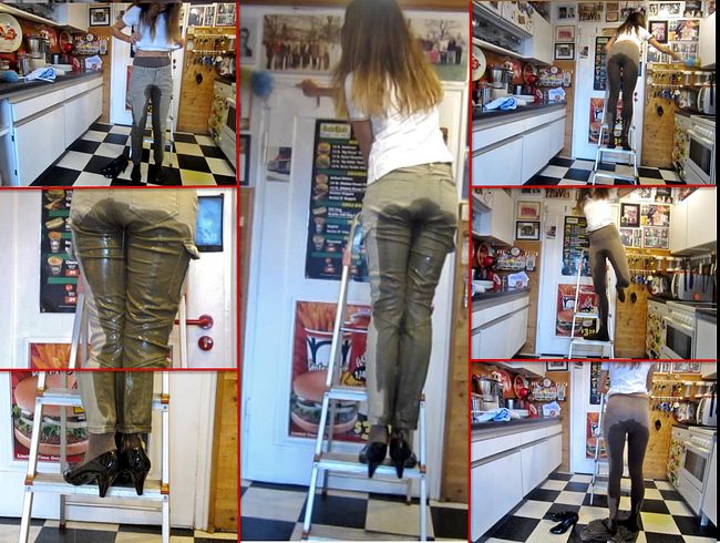 pi** in Jeans + Fleece-Strumpfhose beim Abstauben auf Leiter