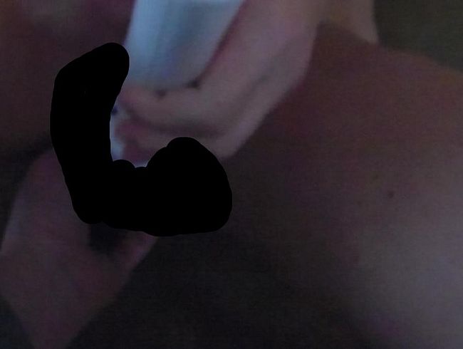 Die schlampe mit dil*o gefi**t