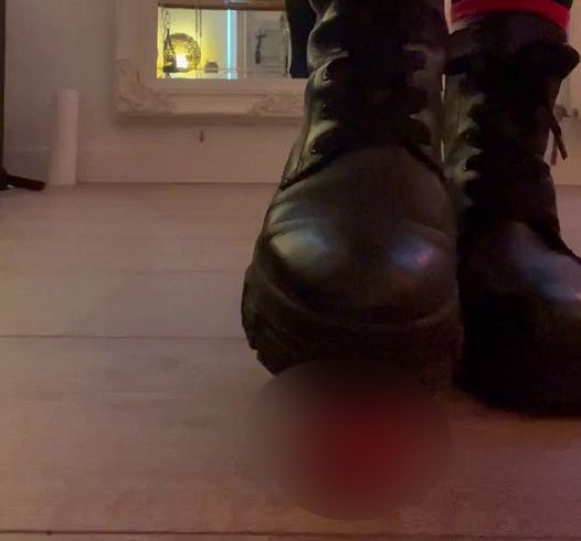 Mit Boots auf deinem schw**z trampeln