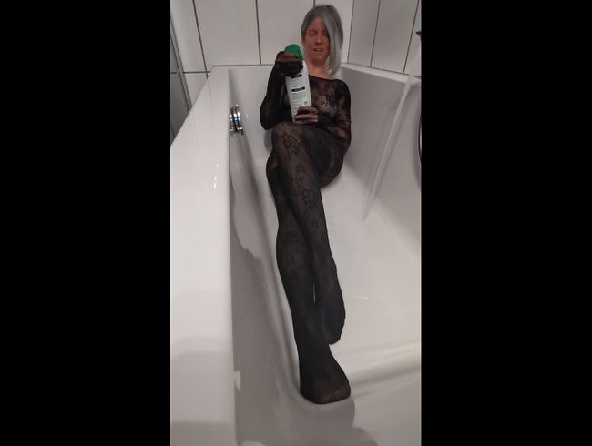 In Nylon und Netz in der Badewanne
